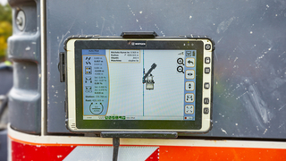 Mit einem Handgriff ist das Tablet vom Field Rover Lotstab demontiert und am Gleitschalungsfertiger fixiert. Der Bediener hat über das Tablet Display alle wichtigen Parameter im Blick und kann bei Bedarf den virtuellen Leitdraht manuell anpassen.