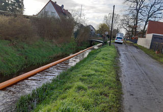 Etwa jeweils die Hälfte der Leitungen befand sich im bebauten Gebiet und eines Feldweges neben dem Gewässer ?Große Beeke?.