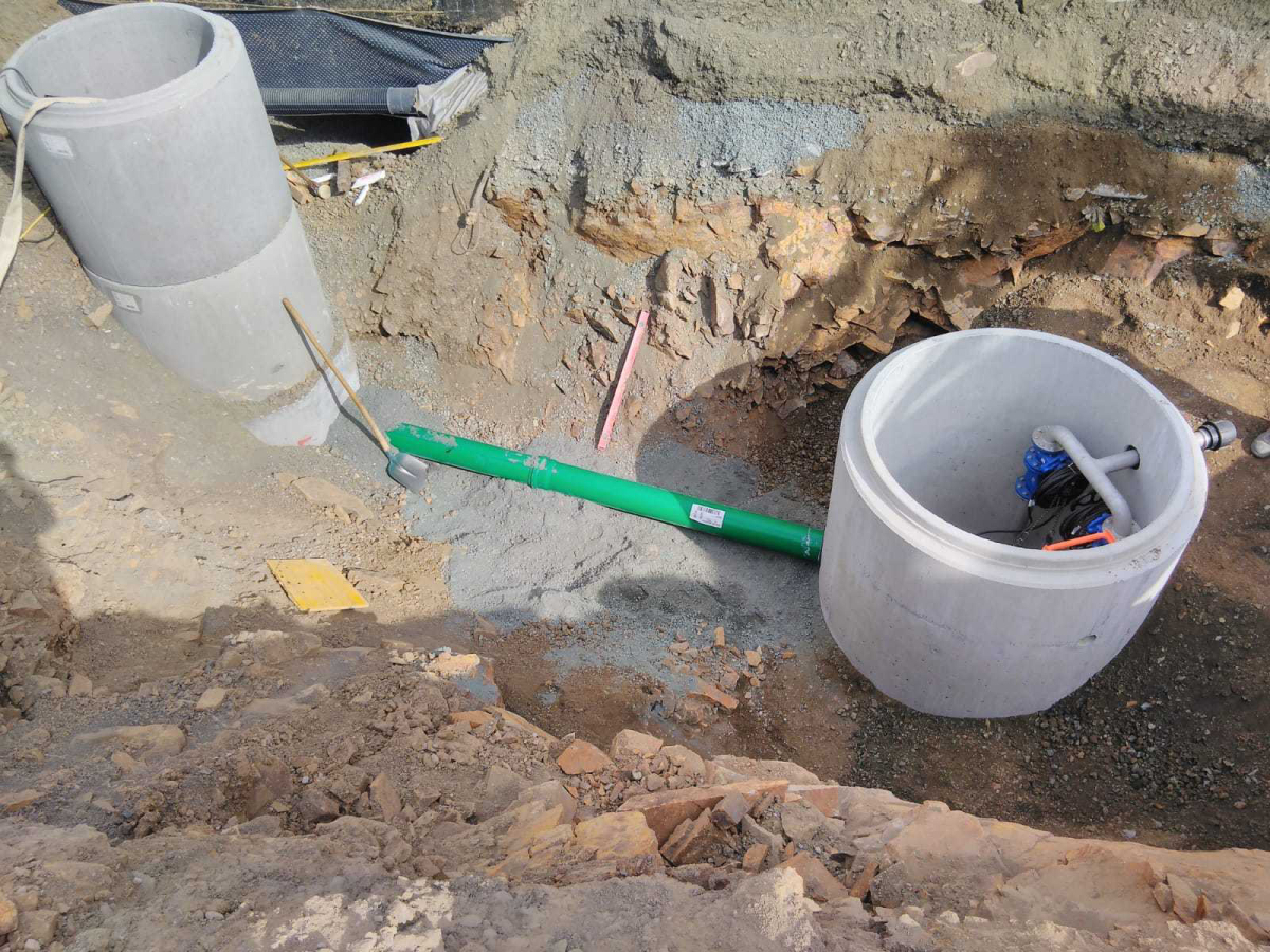 Das Hebewerk pumpt das anfallende Wasser über eine Druckleitung mit Druckschleife in einem Freiluftschrank bis in den Freispiegel-Regenwasserkanal.