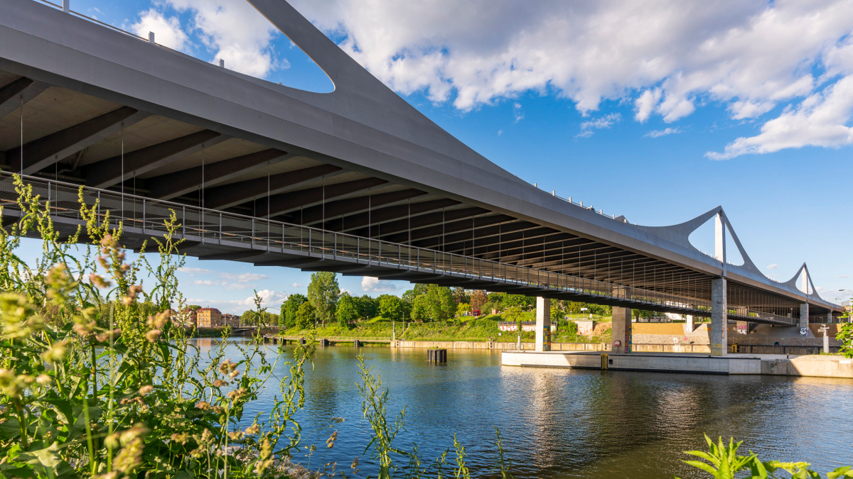 Unter der neuen Neckarbrücke ist ein 4,50 Meter breiter Steg für Fußgänger und Radfahrer eingehängt