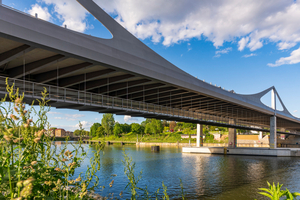  Unter der neuen Neckarbrücke ist ein 4,50 Meter breiter Steg für Fußgänger und Radfahrer eingehängt 