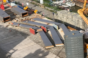  Die 15 Meter langen Zügel mit Mastköpfen warten auf der Baustelle auf ihre Montage 