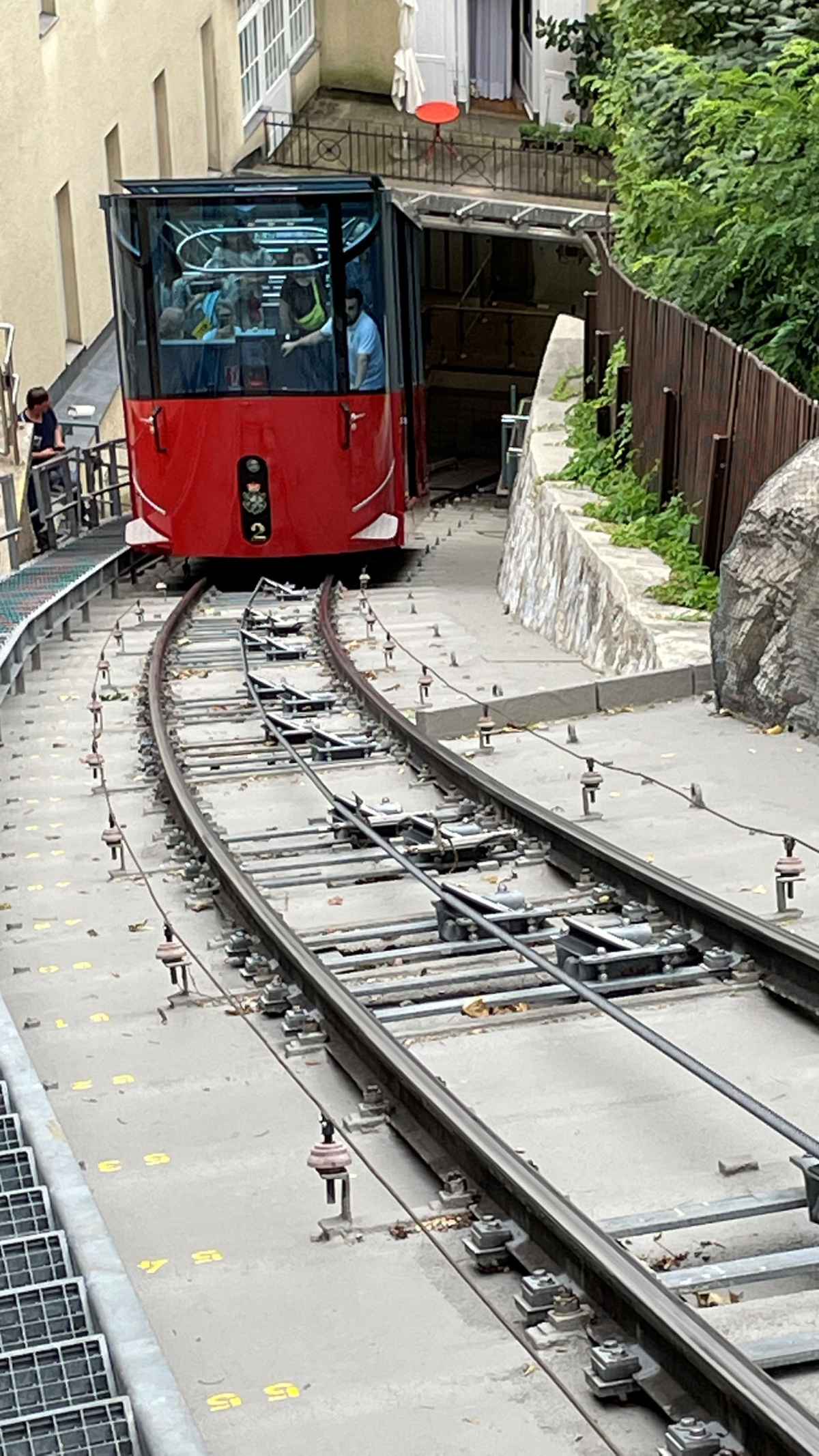 Die Grazer Schlossbergbahn transportiert seit fast 130 Jahren schon Personen auf den steilen Hügel mit 60 Prozent Steigung. 
