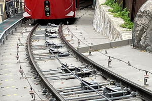  Die Grazer Schlossbergbahn transportiert seit fast 130 Jahren schon Personen auf den steilen Hügel mit 60 Prozent Steigung.  