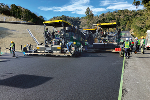   Die Vögele Fertiger arbeiteten heiß an heiß und lieferten dadurch ein hochwertiges Asphaltpaket über die gesamte Breite der Fahrbahn. 