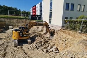  Ein 25-Tonnen-Kettenbagger und eine Querschneidkopffräse EKT 100 von Kemroc beim Unterfangen eines Gebäudes im Technologiepark von Paderborn. 
