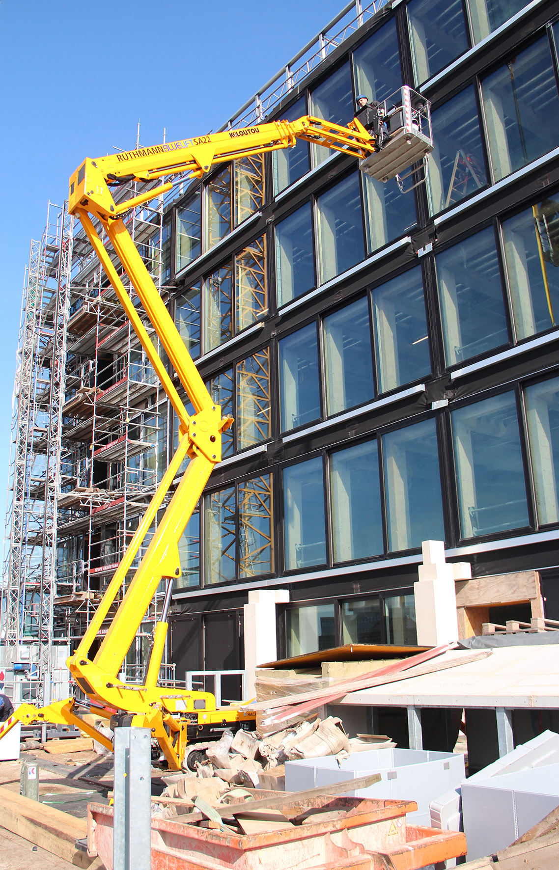 Schwerstarbeit am neuen WDR-Filmhaus in Köln: Knapp 3.000 Tonnen Stahl- und Glaselemente gilt es millimetergenau an der Fassade des Gebäudes zu platzieren.