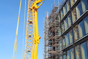  Schwerstarbeit am neuen WDR-Filmhaus in Köln: Knapp 3.000 Tonnen Stahl- und Glaselemente gilt es millimetergenau an der Fassade des Gebäudes zu platzieren. 