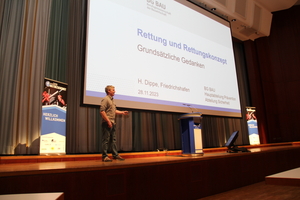  Harald Dippe von der BG Bau (Hauptabteilung Prävention, Abteilung Sicherheit) sprach auf dem Fachkongress über Absturzgefahren an hochgelegenen Arbeitsplätzen und gab Hinweise für die Erstellung von Rettungskonzepten 