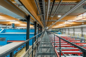  Der Firmensitz der Holzwerke van Roje verfügt über ein hochmodernes Brettsperrholz-Werk über zwei Etagen, wobei ein Teil der bis zu 30 Tonnen schweren Maschinen sich in der oberen Etage befindet.  