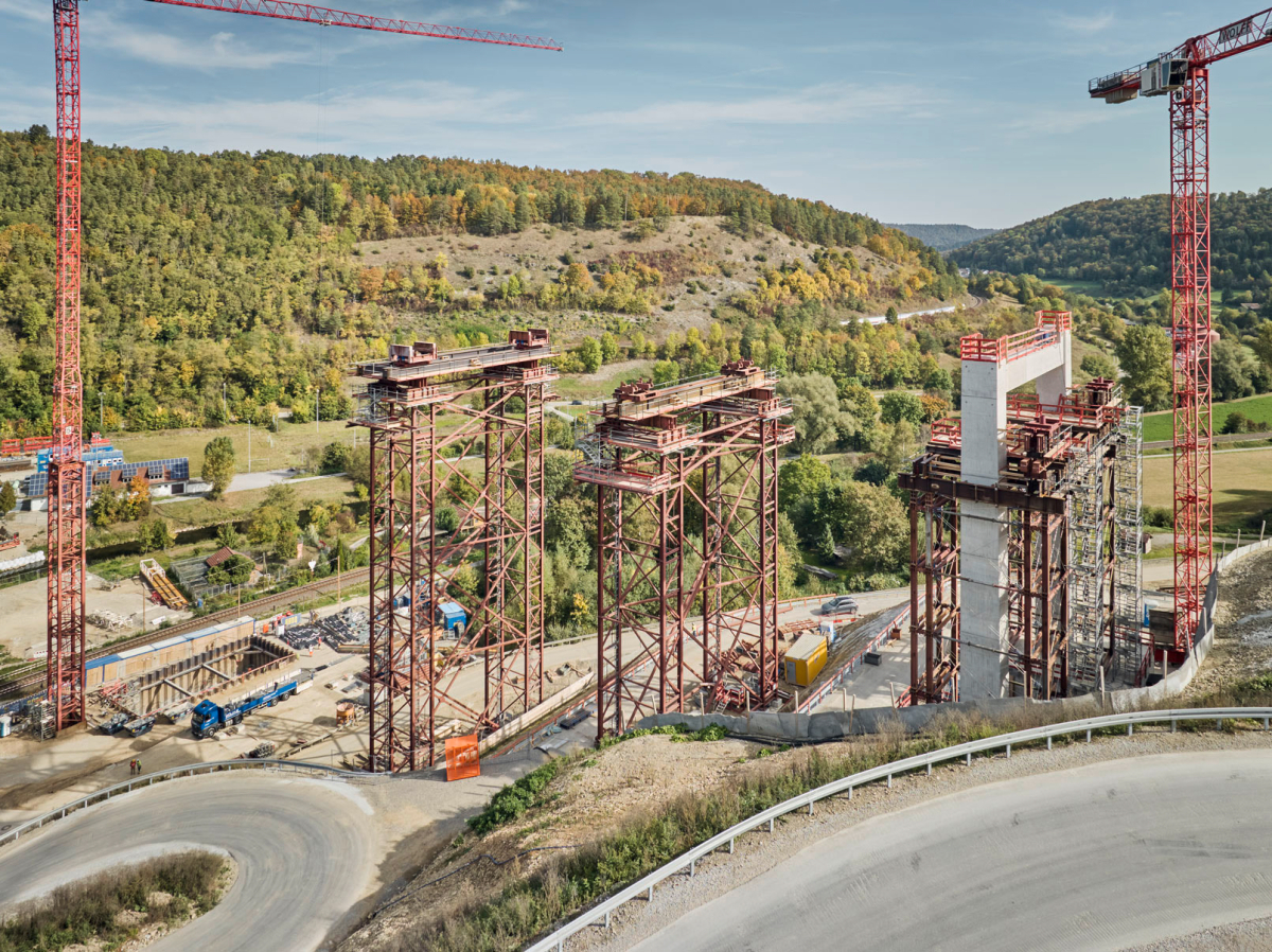 Die Montage des bodengestützten Traggerüsts vermittelt einen ersten Eindruck von der Höhe der Brücke