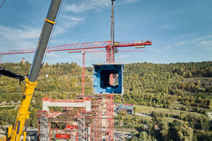  34 Tonnen schwere Stahlträger werden mit einem 750 t-Autokran auf die Traggerüsttürme gelegt 