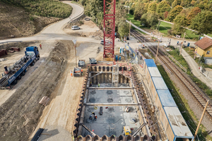  Derzeit werden die Fundamente für weitere Pfeiler und die Traggerüststützen hergestellt 