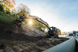  Die A7 wird auf zehn bis zwölf Fahrstreifen erweitert, wobei die bisherigen Böschungen für die Vebreiterungen genutzt werden.  