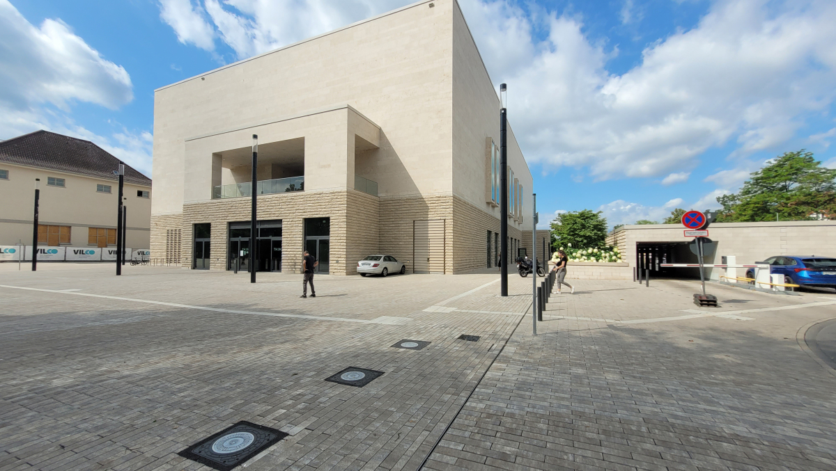 Die neugebaute Stadthalle in Bad Vilbel wurde von Hauraton mit einem maßgefertigten Entwässerungssystem ausgestattet.