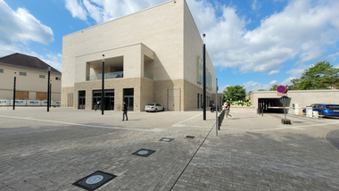 Die neugebaute Stadthalle in Bad Vilbel wurde von Hauraton mit einem ma?gefertigten Entw?sserungssystem ausgestattet.