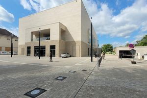  Die neugebaute Stadthalle in Bad Vilbel wurde von Hauraton mit einem maßgefertigten Entwässerungssystem ausgestattet. 