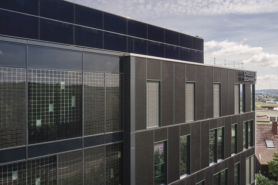 Die Gebäudehülle als Minikraftwerk: Beim Drees & Sommer-Neubau OWP 12 wurden auf knapp 700 Quadratmeter Fassadenfläche bauwerkintegrierte PV-Elemente umgesetzt.