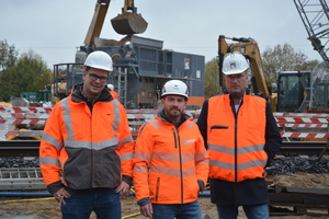  René Radmacher (RMS Remake Soil GmbH), Alexander Skrobucha (Eggers Umwelttechnik GmbH) und Meik Arnemann (Max Kroker Bauunternehmung GmbH & Co.; v.l.n.r.) vor der mobilen Mischanlage der Firma Max Kroker. 