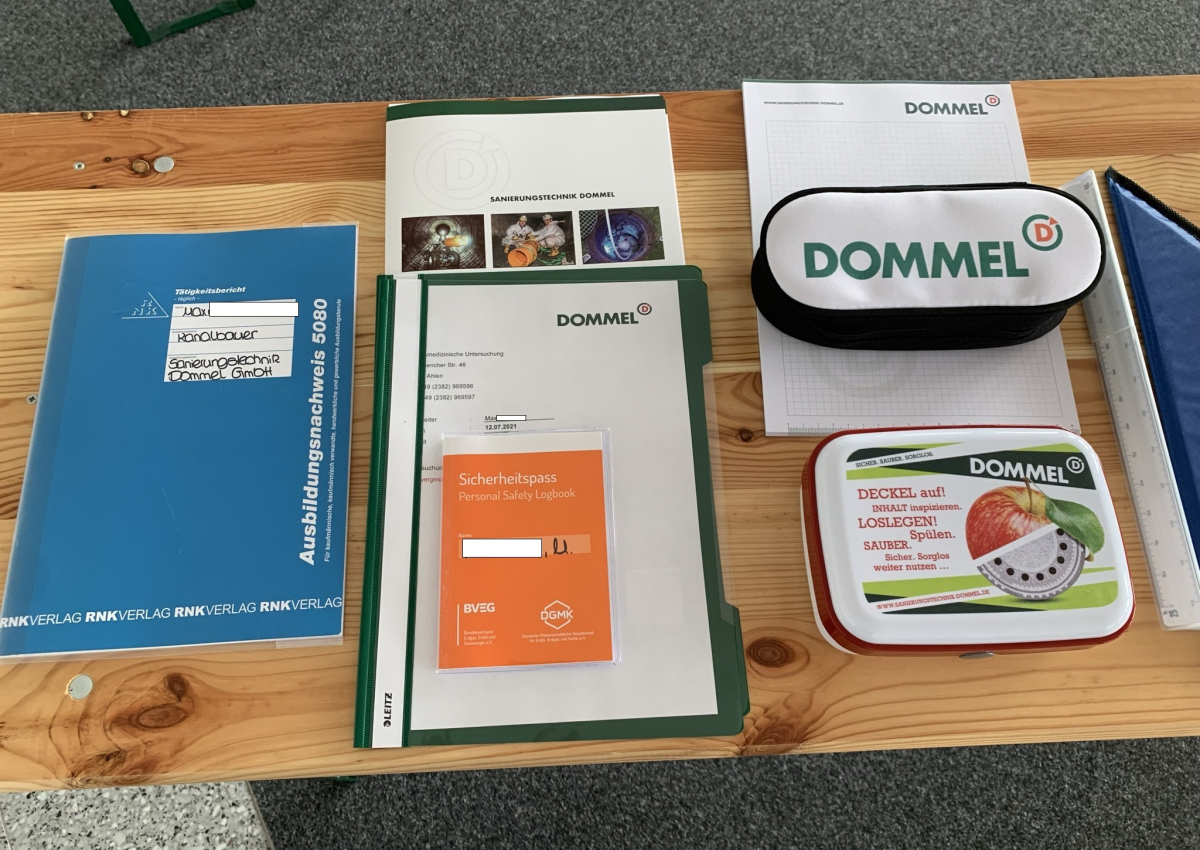 Zum ersten Arbeitstag sind alle Formalitäten erledigt. Außerdem erhalten neue Mitarbeiterinnen und Mitarbeiter ein Begrüßungs-Paket mit allen wichtigen Informationen zum Einstieg. 