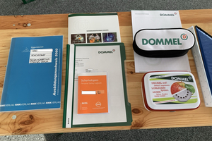  Zum ersten Arbeitstag sind alle Formalitäten erledigt. Außerdem erhalten neue Mitarbeiterinnen und Mitarbeiter ein Begrüßungs-Paket mit allen wichtigen Informationen zum Einstieg.  