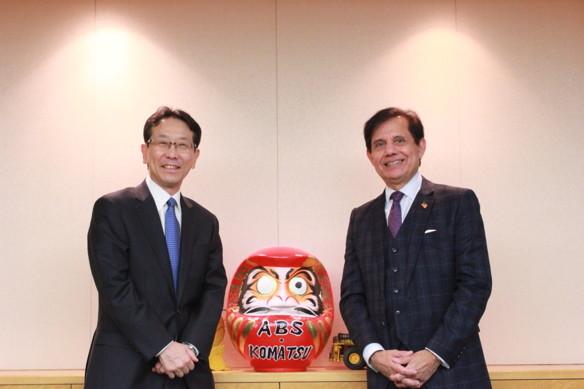 Hiroyuki Ogawa, Präsident und CEO von Komatsu Ltd. und Subhash Dhar, Gründer, Chairman und CEO von American Battery Solutions (v.l.)