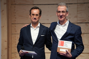  Bauverlag-Geschäftsführer Michael Voss und Prof. Dr.-Ing. Manfred Helmus von der Bergischen Universität Wuppertal führten durch die Preisverleihung.  