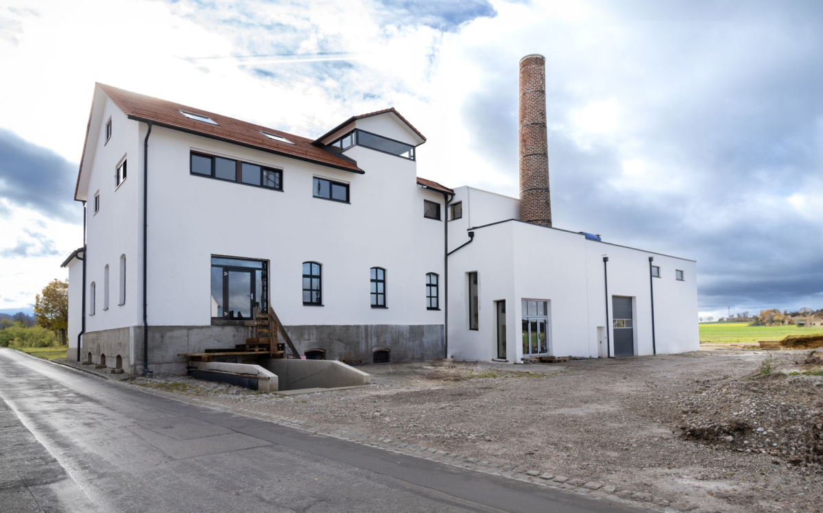 Das historische Gebäude wurde mit modernen Elementen kombiniert. Das Ensemble besteht aus vier Teilen: dem originalen Bindeglied, dem Neubau und einem Südanbau. 