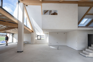  Im Dachgeschoss der alten Brennerei entsteht offener und heller Wohnraum für den Bauherren Andreas Krause und seine Familie. Im Erd- und Kellergeschoss sind kreative Arbeitsflächen für Gewerbetreibende entstanden. 