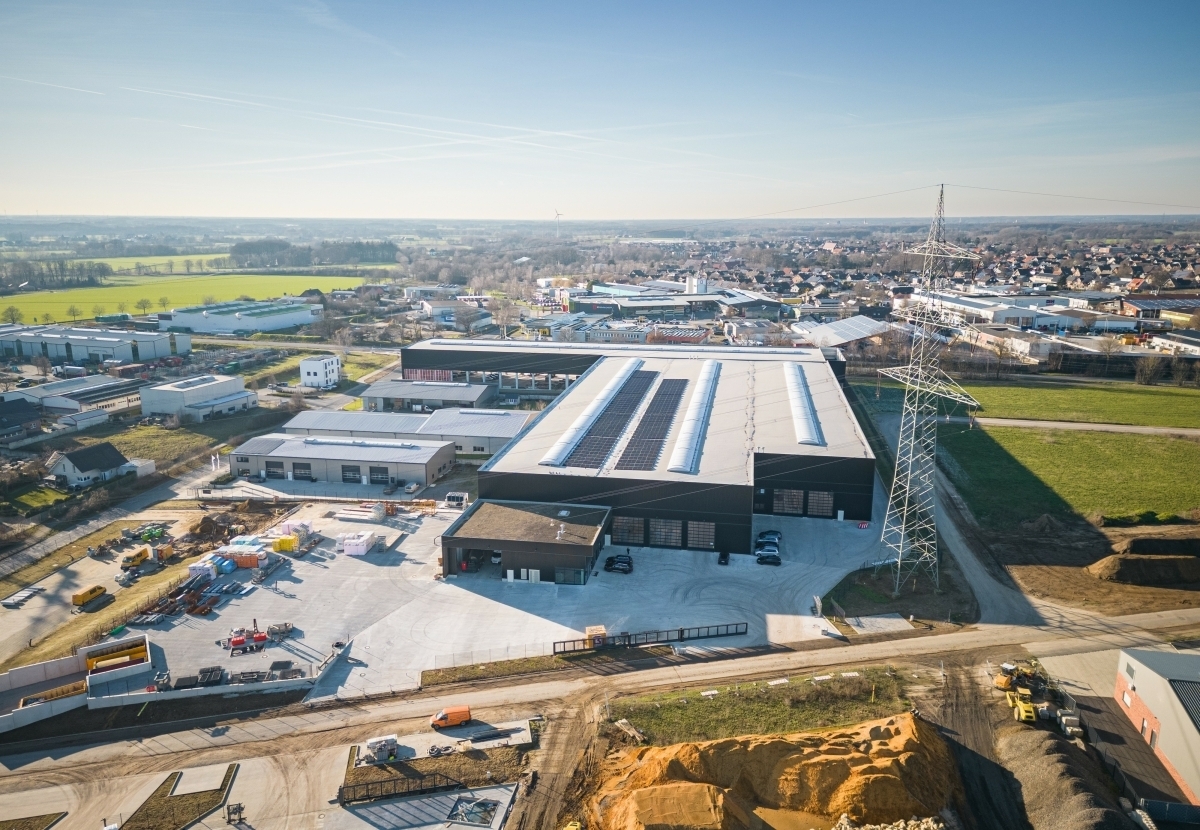 Auf dem Gel?nde finden sich viele nachhaltige Konzepte – unter anderem die Solarmodule auf dem Dach der Halle.