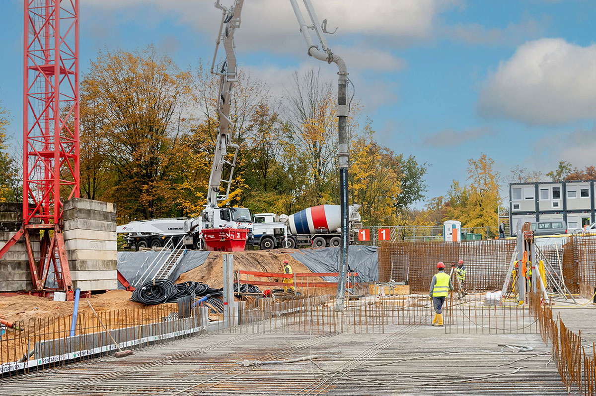 Mittels einer Betonpumpe wird der Beton eingebaut: Rund 7.500 Kubikmeter Recycling-Beton der Marke Vertua liefert Cemex f?r den Schulneubau. 