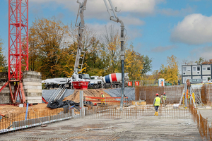  Mittels einer Betonpumpe wird der Beton eingebaut: Rund 7.500 Kubikmeter Recycling-Beton der Marke Vertua liefert Cemex für den Schulneubau.  