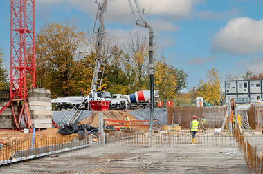 Mittels einer Betonpumpe wird der Beton eingebaut: Rund 7.500 Kubikmeter Recycling-Beton der Marke Vertua liefert Cemex für den Schulneubau. 