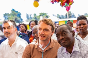  Andreas Mayer und Dr. Jürgen Mayer von Peri besuchten die Eröffnungsfeier in Kenia. Umgeben von einem abwechslungsreichen Unterhaltungsprogramm sprachen sie in ihrer Rede die besten Wünsche aus.  