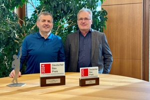  Karl und Horst Köhler, geschäftsführende Gesellschafter der Karl Köhler GmbH, mit den zwei Trophäen des Deutschen Baupreises 2024 