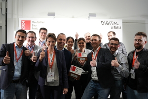  So sehen Sieger aus: Jubel beim Team Karl Köhler über den Gewinn vom Deutschen Baupreis 2024 in zwei Kategorien 