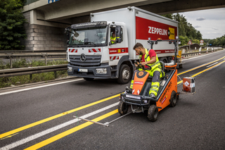 Der „Highwayliner“ ermöglicht ein präzises Anbringen der temporären Fahrbahnmarkierung