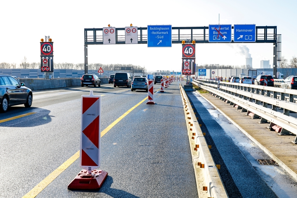 Auf der Autobahn A43 ist eine intelligente Wiegeeinrichtung von Zeppelin Rental im Einsatz