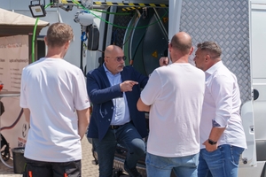  Zahlreiche Branchenexperten trafen sich an der ersten Pipetronics Hausmesse, um sich über die neuesten Entwicklungen auszutauschen. Hier im Gespräch mit GF Markus Brechwald. 