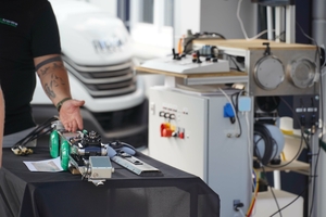  Premiere der Version 2.0 des eCutters EF 150: Erstmalig wurde die neue Version des elektrischen Fräsroboters einem breiten Publikum präsentiert. 