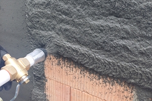 Als Trockenmörtel kann der „Maxit ip 18 ML C“ wie gewohnt mit allen gängigen Putzmaschinen, Mischpumpen und von Hand verarbeitet werden. Auch im Maxit-Baustoffsilo lässt er sich auf die Baustelle liefern 