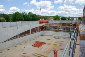  Mittelpunkt des neuen Multisportkomplexes des Gemeindeverbandes Saargemünd Confluences wird eine Fechthalle mit Zuschauertribüne sein. Hier sollen sowohl nationale Wettkämpfe stattfinden als auch die Schülerinnen und Schüler der Schulen in der Umgebung trainieren. Für die vom Architekten Christophe Minaire entworfenen Außenwände erstellten die Schalspezialisten von Paschal den Schalplan 