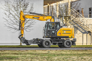 Der neue Mobilbagger SY175W bei Straßenfahrt