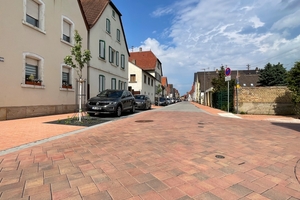  Mit dem Pflastersystem CombiConnect im Farbton Weinlaub wirken die Kreuzungsbereiche hell und freundlich  
