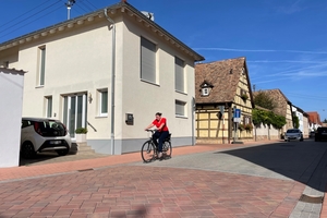  Nicht nur Radfahrer – auch landwirtschaftliche Nutzfahrzeuge können dem Pflasterbelag nichts anhaben 
