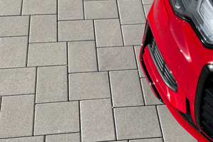  Lässt sich schnell und einfach verlegen: das Pflastersystem CombiConnect mit werkseitig fixiertem EPDM-Profil  