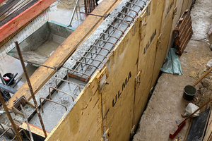  Nur eine Handbreit Platz steht auf der Baustelle in Gießen als Arbeitsraum zwischen der Baugrube und der Außenkante der Wand zur Verfügung. Dank der Verbauschalungen aus Stahlblech hat Ulma genau für Einsatzzwecke wie diesen die perfekte Antwort darauf 