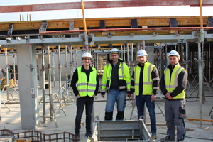  V.l.n.r.: Ulma-Mitarbeiter Francesco Cinelli und von der ausführenden Faber &amp; Schnepp Hoch- und Tiefbau GmbH Polier Thorsten Weigl, Bauleiter Carsten Hubing und Polier Armend Nimanaj 