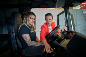  Expertinnen im Cockpit: Yvonne Mosandl und Dr. Sigrun Weise (rechts) diskutieren darüber, wie die Fahrerkabine für Frauen
attraktiver gestaltet werden kann 
