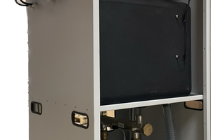  Regenwassercenter Tano XL für die Regenwassernutzung in Gewerbe und Industrie. Es enthält zwei Pumpen zur Druckerhöhung, einen Frequenzumrichter, ein System zur Trinkwassernachspeisung mit Zwischenbehälter, eine LCD-Anzeige und weitere vormontierte Einzelteile 